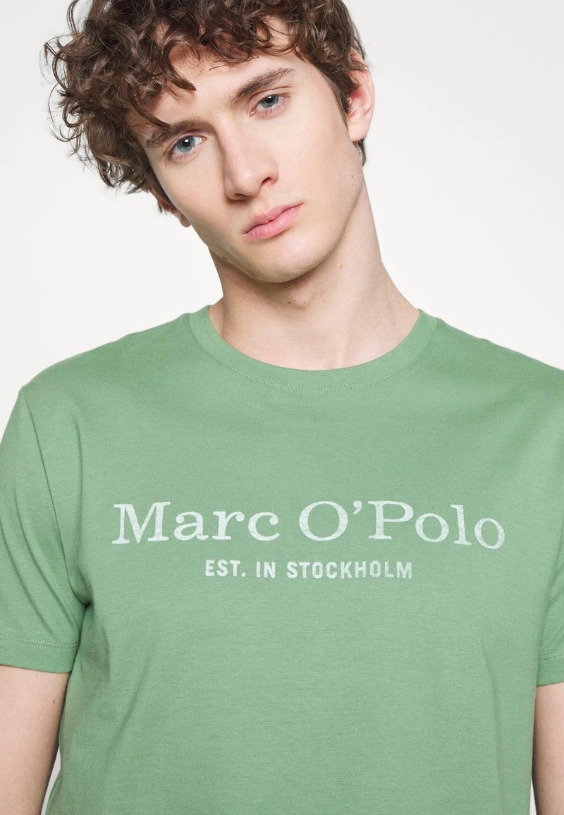 Marc O'Polo SHORT SLEEVE ROUND NECK CLASSIC - T-Shirt Print - English Moss | Herren 5 Marc O'Polo SHORT SLEEVE ROUND NECK CLASSIC - T-Shirt Print - English Moss | Herren – Bild 5