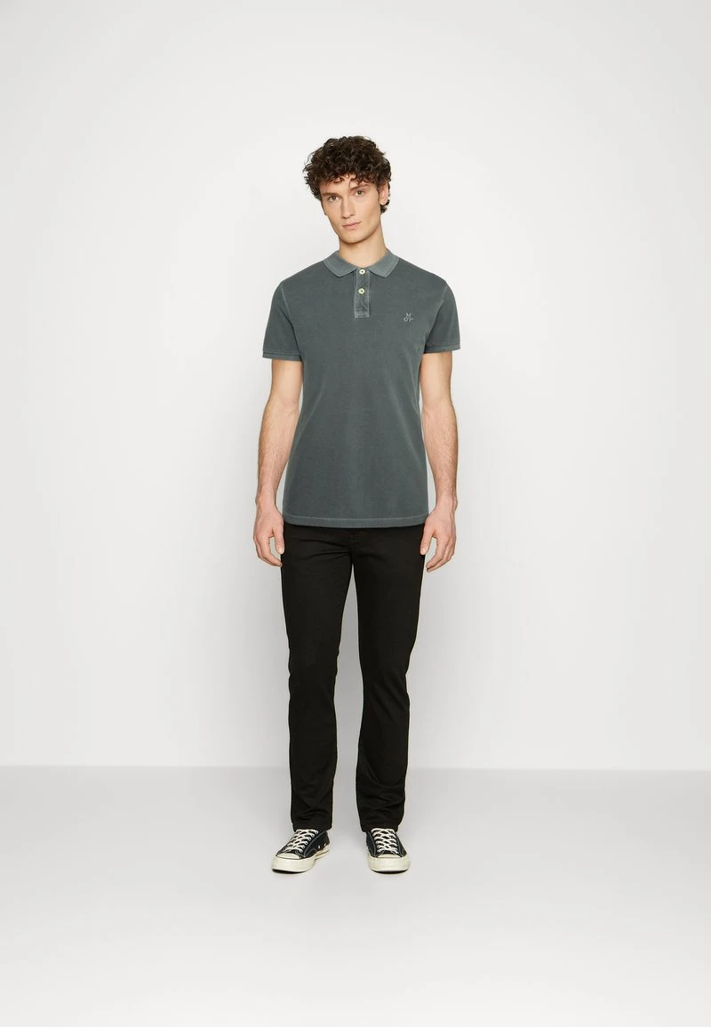 Marc O'Polo SHORT SLEEVE RIB DETAILS SLITS AT HEM - Poloshirt - Mangrove | Herren 2 Marc O'Polo SHORT SLEEVE RIB DETAILS SLITS AT HEM - Poloshirt - Mangrove | Herren – Bild 2