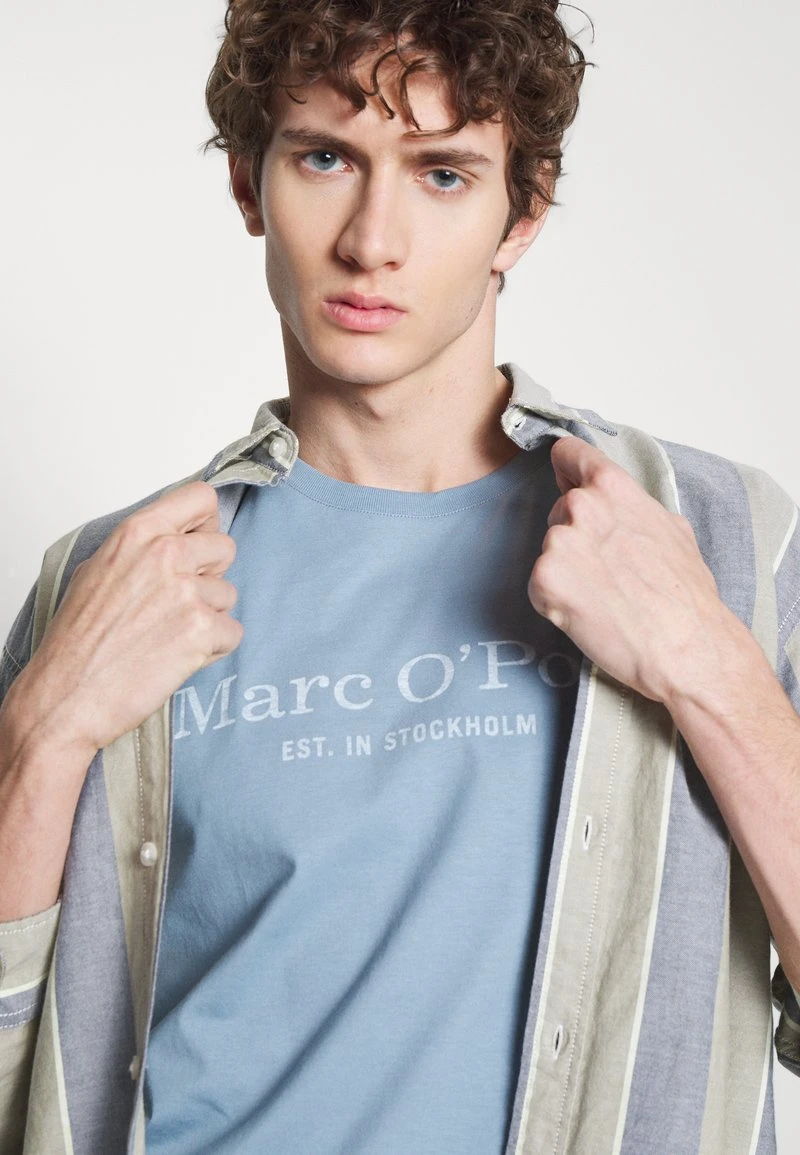 Marc O'Polo SHORT SLEEVE ROUND NECK CLASSIC - T-Shirt Print - Stormy Sea | Herren 4 Marc O'Polo SHORT SLEEVE ROUND NECK CLASSIC - T-Shirt Print - Stormy Sea | Herren – Bild 4