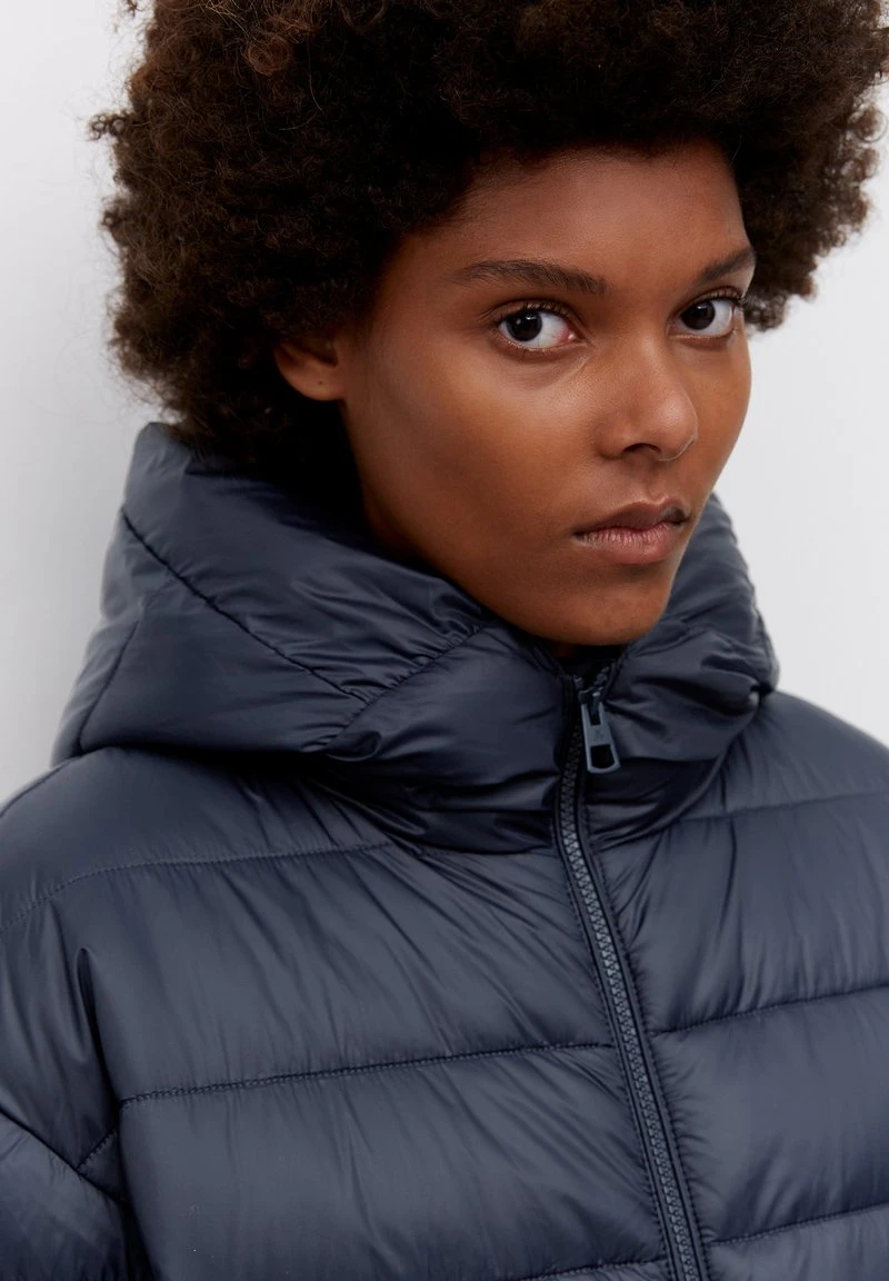 Marc O'Polo Damen RECYCLED NO, RECYCLED COMPONENTS, SORONA FILLIN - Wintermantel - Midnight Blue 3 Marc O'Polo Damen RECYCLED NO, RECYCLED COMPONENTS, SORONA FILLIN - Wintermantel - Midnight Blue – Bild 3