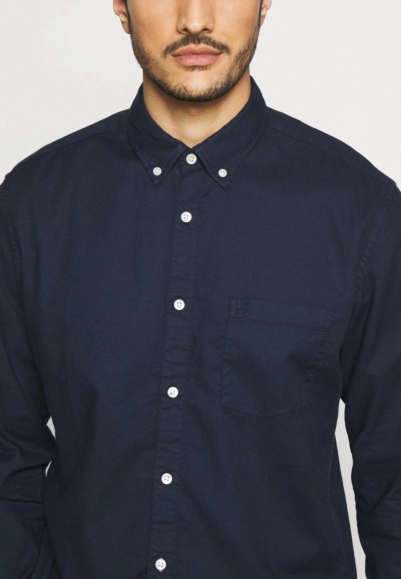 Marc O'Polo BUTTON DOWN LONG SLEEVE ONE POCKET STITCHED GENUINE PLACKET - Hemd - Total Eclipse | Herren 6 Marc O'Polo BUTTON DOWN LONG SLEEVE ONE POCKET STITCHED GENUINE PLACKET - Hemd - Total Eclipse | Herren – Bild 6