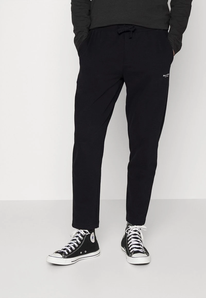 Marc O'Polo Herren PANTS FRONT AND BACK POCKETS - Jogginghose - Black 1 Marc O'Polo Herren PANTS FRONT AND BACK POCKETS - Jogginghose - Black