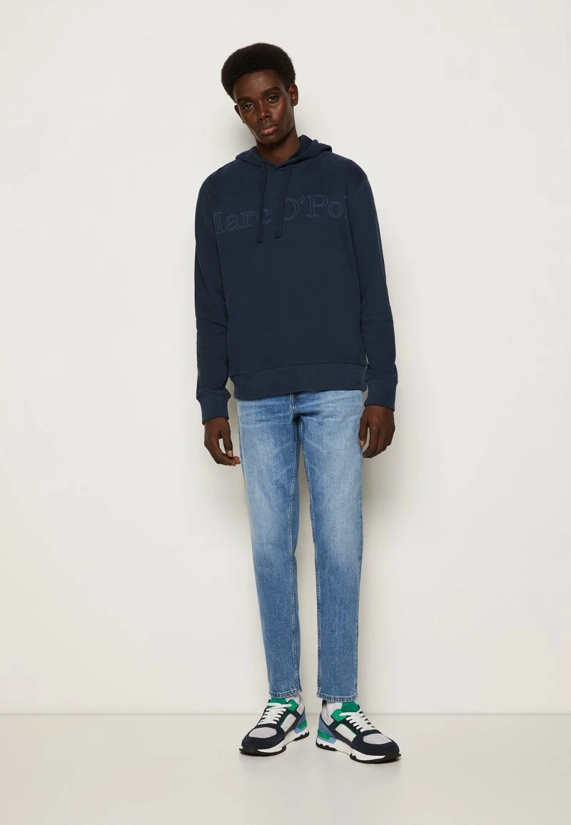 Marc O'Polo Herren HOODY LONG SLEEVE FLATLOCK DETAILS ARTWORK ON CHEST - Kapuzenpullover - Total Eclipse 2 Marc O'Polo Herren HOODY LONG SLEEVE FLATLOCK DETAILS ARTWORK ON CHEST - Kapuzenpullover - Total Eclipse – Bild 2