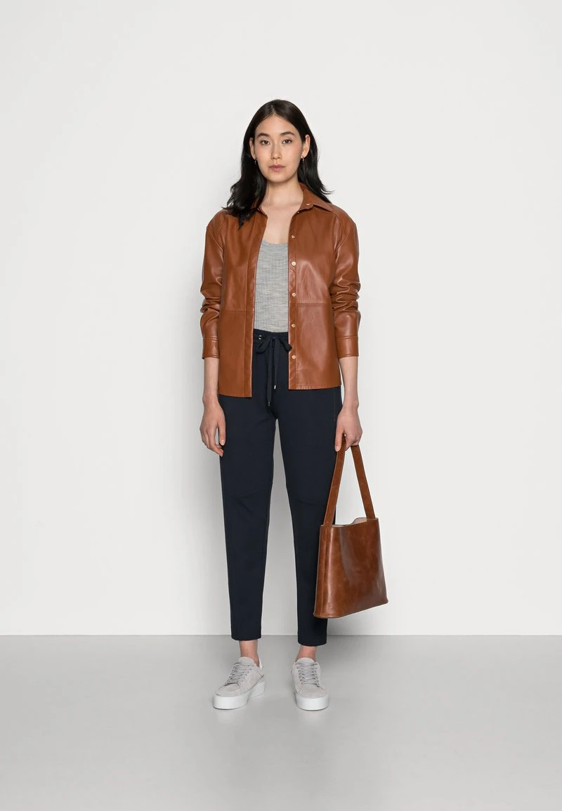 Marc O'Polo PANTS LONTTA FIT ANKLE LENGTH CUTLINES ZIPPER POCKETS - Jogginghose - Deep Blue Sea | Damen 2 Marc O'Polo PANTS LONTTA FIT ANKLE LENGTH CUTLINES ZIPPER POCKETS - Jogginghose - Deep Blue Sea | Damen – Bild 2