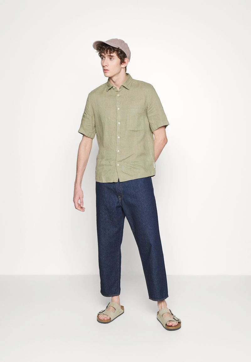 Marc O'Polo KENT COLLAR SHORT SLEEVE ONE CHEST POCKET - Hemd - Petrified Oak | Herren 2 Marc O'Polo KENT COLLAR SHORT SLEEVE ONE CHEST POCKET - Hemd - Petrified Oak | Herren – Bild 2