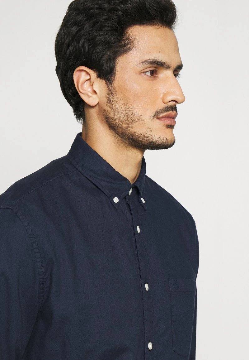 Marc O'Polo BUTTON DOWN LONG SLEEVE ONE POCKET STITCHED GENUINE PLACKET - Hemd - Total Eclipse | Herren 4 Marc O'Polo BUTTON DOWN LONG SLEEVE ONE POCKET STITCHED GENUINE PLACKET - Hemd - Total Eclipse | Herren – Bild 4