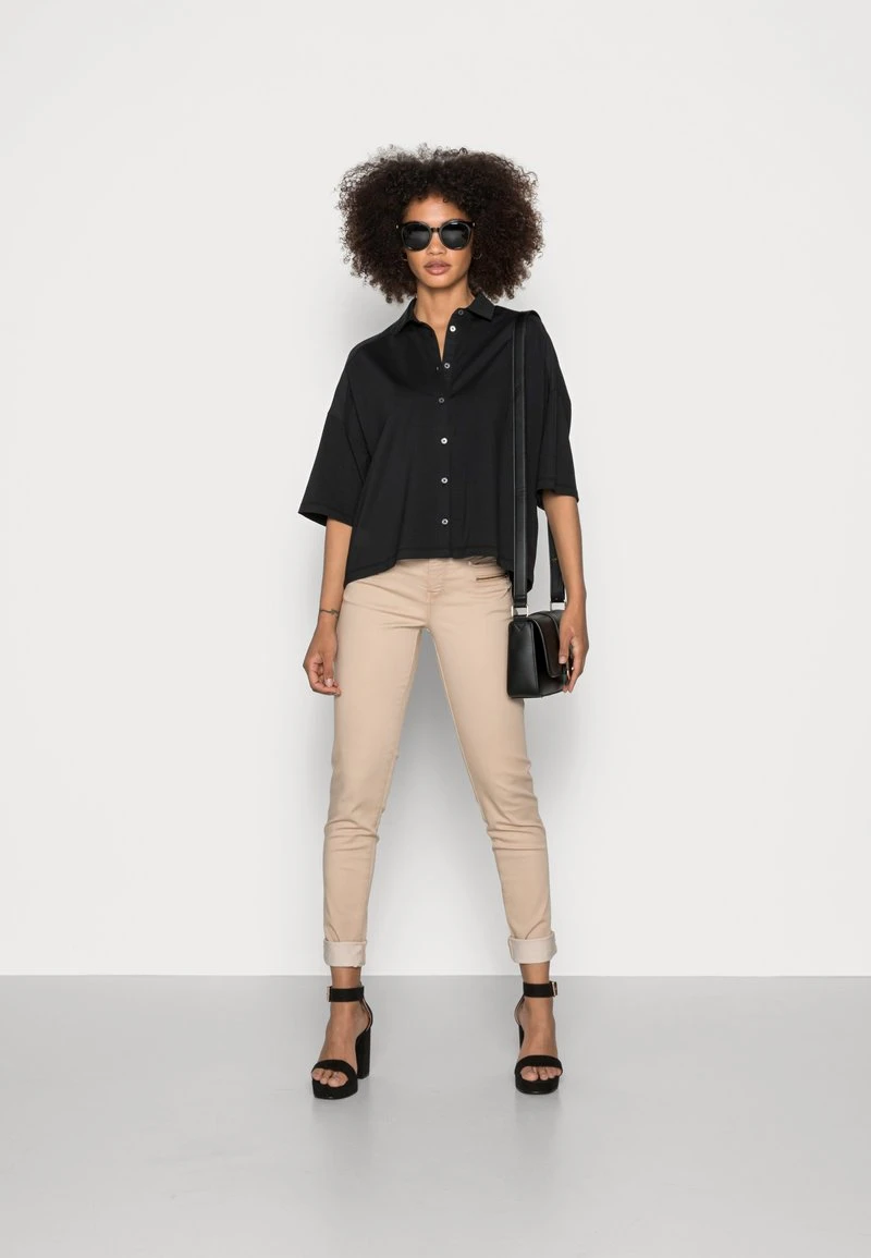 Marc O'Polo JERSEY BLOUSE SMALL STAND UP COLLAR BUTTON CLOSURE - Hemdbluse - Dusty Black | Damen 2 Marc O'Polo JERSEY BLOUSE SMALL STAND UP COLLAR BUTTON CLOSURE - Hemdbluse - Dusty Black | Damen – Bild 2