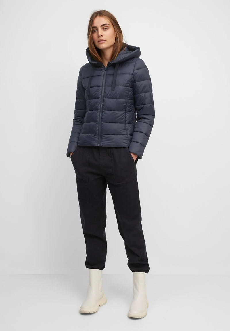 Marc O'Polo SP, RECYCLED NO DOWN, RECYCLED, FIX HOOD, WELT POCKET - Übergangsjacke - Midnight Blue | Damen 2 Marc O'Polo SP, RECYCLED NO DOWN, RECYCLED, FIX HOOD, WELT POCKET - Übergangsjacke - Midnight Blue | Damen – Bild 2