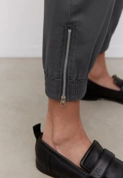 Marc O'Polo IM JOGGPANTS STIL AUS SOFTEM STRETCH - Stoffhose - Deep Sky | Damen 9 Marc O'Polo IM JOGGPANTS STIL AUS SOFTEM STRETCH - Stoffhose - Deep Sky | Damen -Marc O'Polo Verkäufe 99e5cbddd5d34ce0b3d164ac9f29e4d0