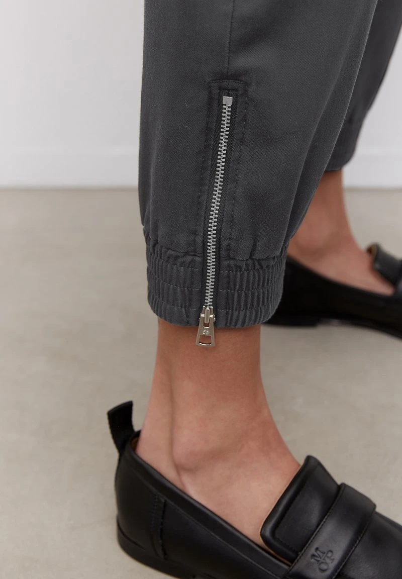 Marc O'Polo IM JOGGPANTS STIL AUS SOFTEM STRETCH - Stoffhose - Deep Sky | Damen 4 Marc O'Polo IM JOGGPANTS STIL AUS SOFTEM STRETCH - Stoffhose - Deep Sky | Damen – Bild 4