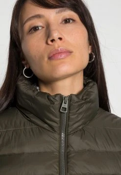 Marc O'Polo VEST STAND UP COLLAR FRONT ZIPPER - Weste - Olive Drab | Damen -Marc O'Polo Verkäufe a3bfbb0bc1ec44f98526eeac8223eaba