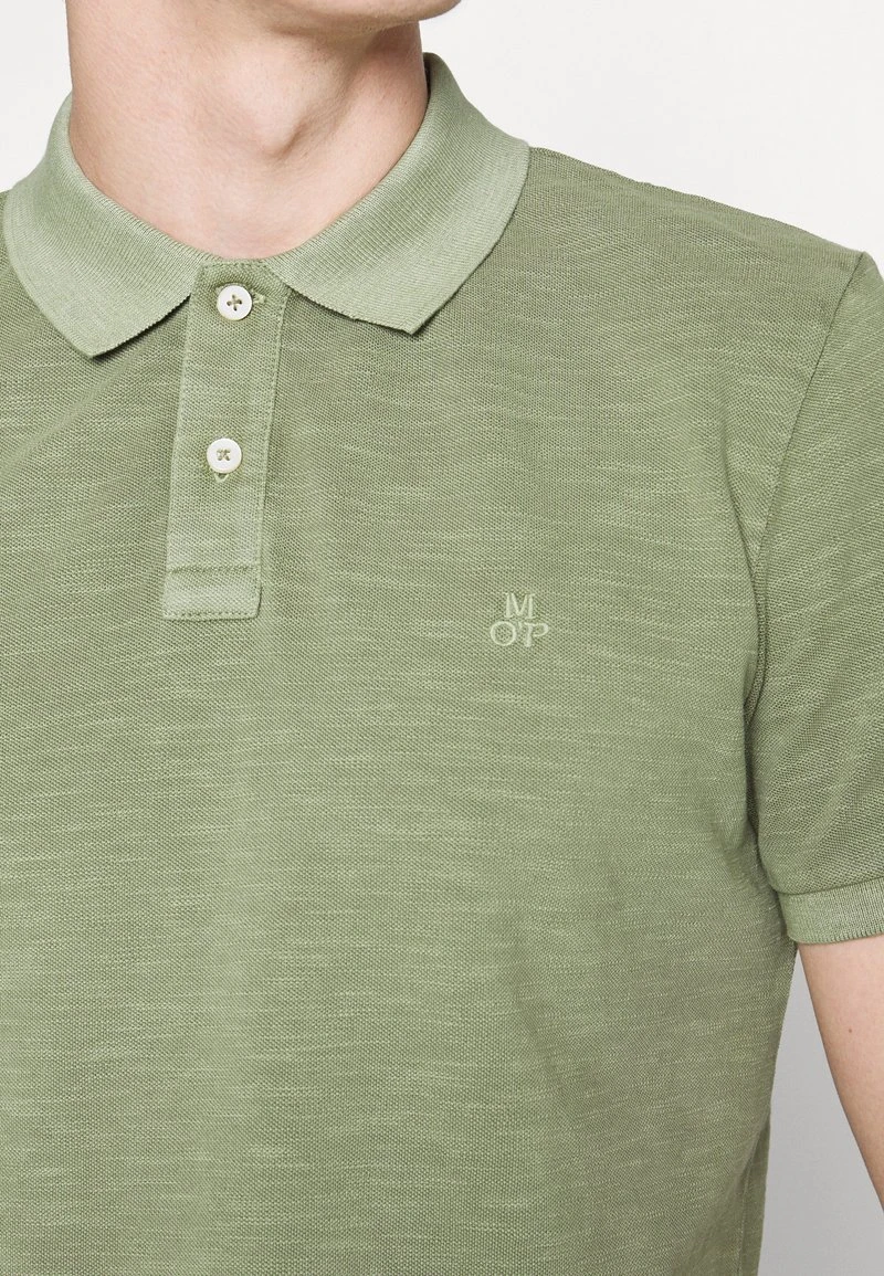Marc O'Polo SHORT SLEEVE BUTTON PLACKET - Poloshirt - Olive | Herren 5 Marc O'Polo SHORT SLEEVE BUTTON PLACKET - Poloshirt - Olive | Herren – Bild 5