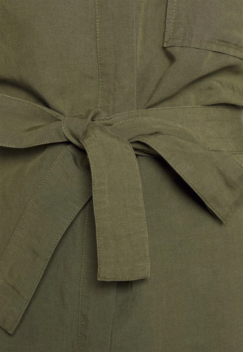 Marc O'Polo Damen DRESS CARGO STYLE BELT DETAIL LONG SLEEVE - Blusenkleid - Olive Grove 3 Marc O'Polo Damen DRESS CARGO STYLE BELT DETAIL LONG SLEEVE - Blusenkleid - Olive Grove – Bild 3