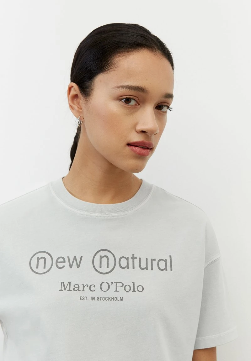 Marc O'Polo MIT ERDPIGMENTEN GEFÄRBT - T-Shirt Print - Morning Dew | Damen 5 Marc O'Polo MIT ERDPIGMENTEN GEFÄRBT - T-Shirt Print - Morning Dew | Damen – Bild 5