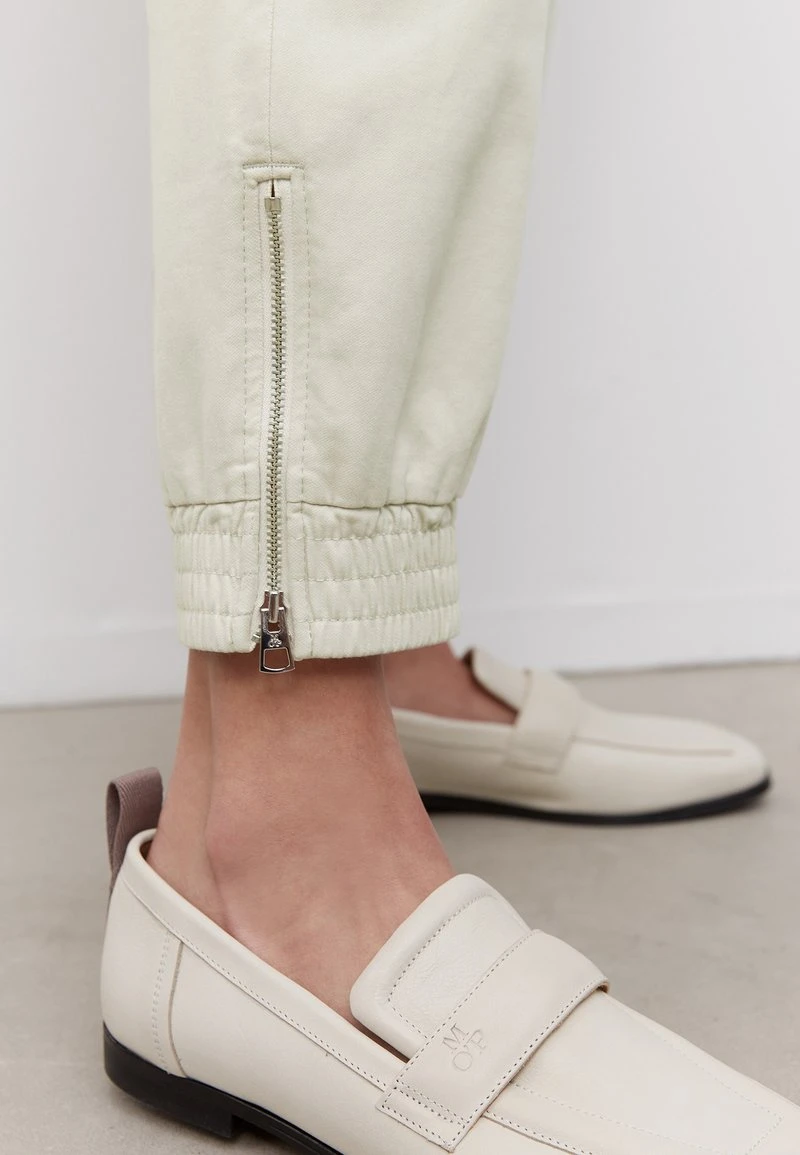 Marc O'Polo Damen IM JOGGPANTS STIL AUS SOFTEM STRETCH - Stoffhose - Stone Powder 4 Marc O'Polo Damen IM JOGGPANTS STIL AUS SOFTEM STRETCH - Stoffhose - Stone Powder – Bild 4