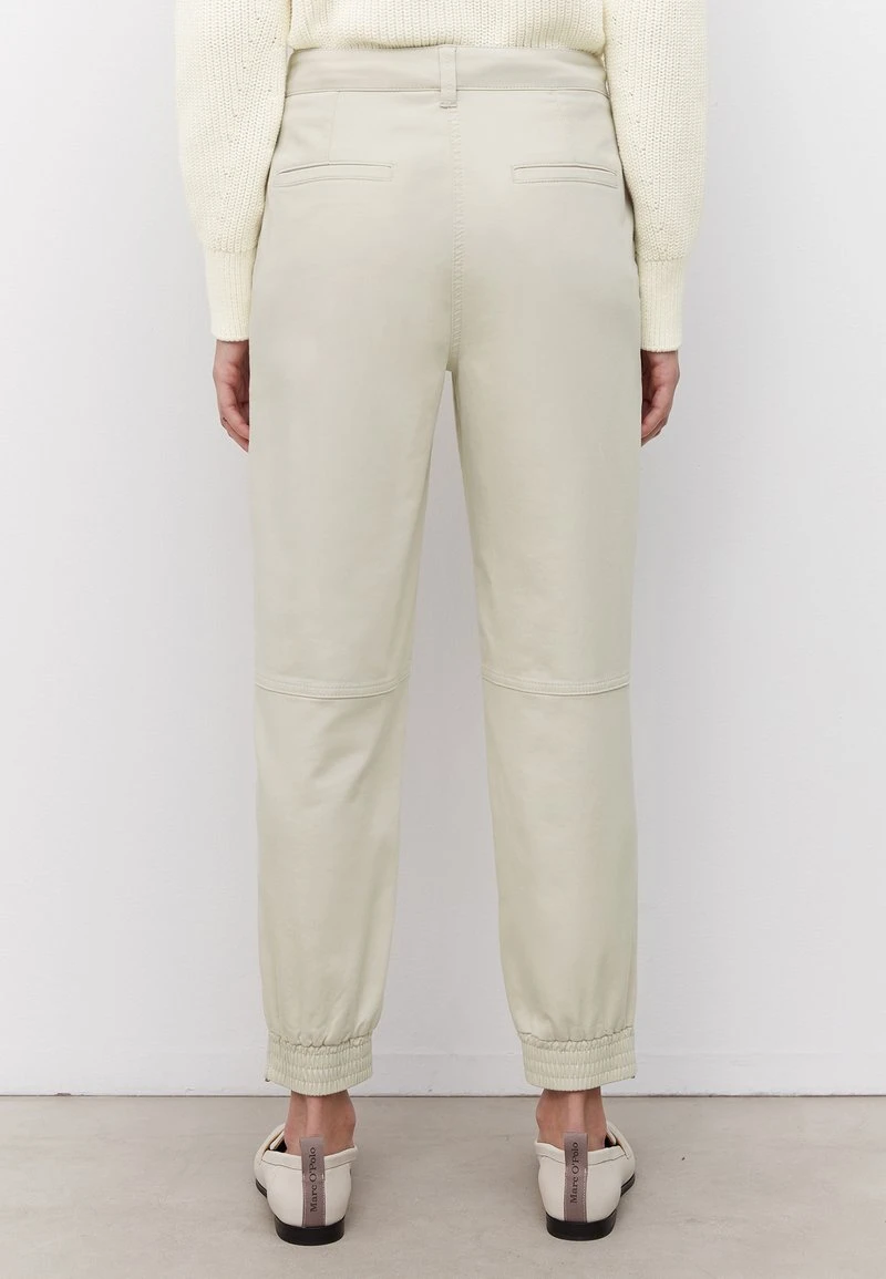 Marc O'Polo Damen IM JOGGPANTS STIL AUS SOFTEM STRETCH - Stoffhose - Stone Powder 3 Marc O'Polo Damen IM JOGGPANTS STIL AUS SOFTEM STRETCH - Stoffhose - Stone Powder – Bild 3