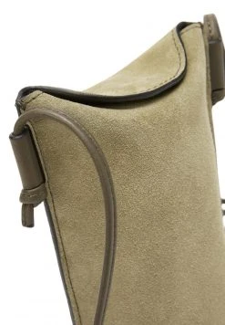 Marc O'Polo Umhängetasche - Dried Mint | Damen 15 Marc O'Polo Umhängetasche - Dried Mint | Damen -Marc O'Polo Verkäufe b699809ba78542bfaaa039390d1b75d7