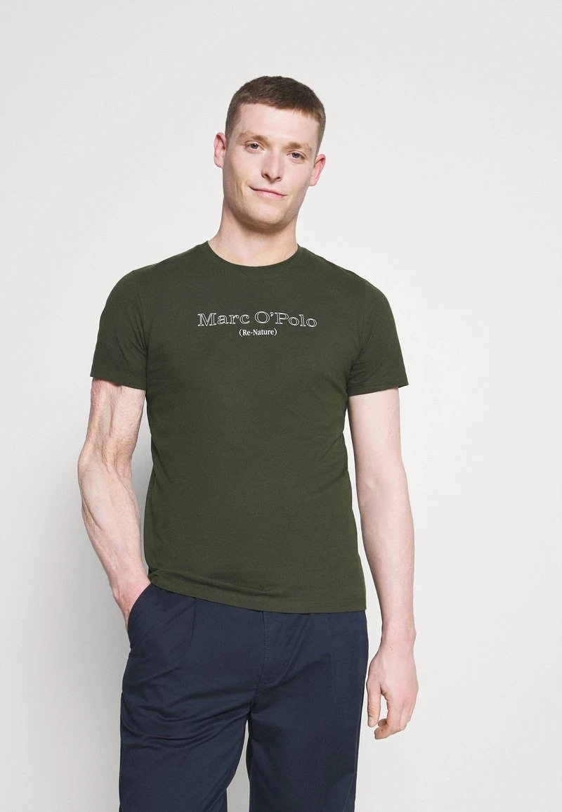 Marc O'Polo Herren SHORT SLEEVE CREW NECK ARTWORK ON CHEST - T-Shirt Print - Burnt Leaf 1 Marc O'Polo Herren SHORT SLEEVE CREW NECK ARTWORK ON CHEST - T-Shirt Print - Burnt Leaf