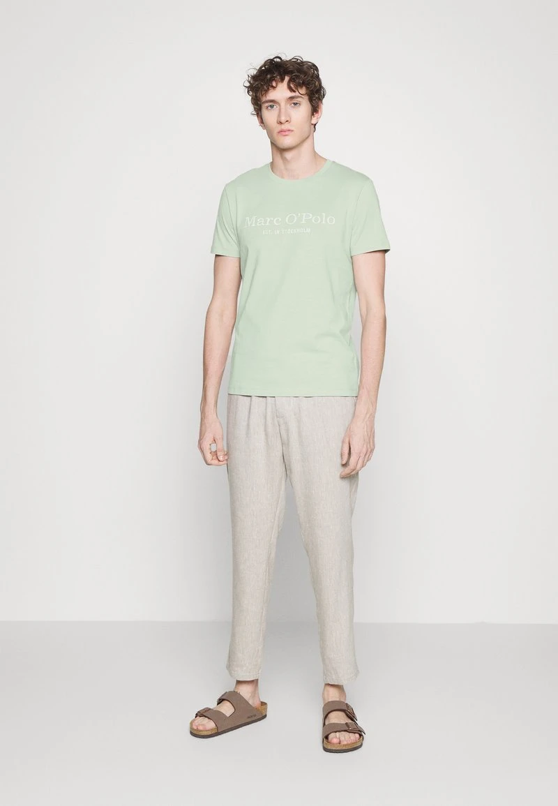 Marc O'Polo SHORT SLEEVE ROUND NECK CLASSIC - T-Shirt Print - Pistachio Gray | Herren 2 Marc O'Polo SHORT SLEEVE ROUND NECK CLASSIC - T-Shirt Print - Pistachio Gray | Herren – Bild 2