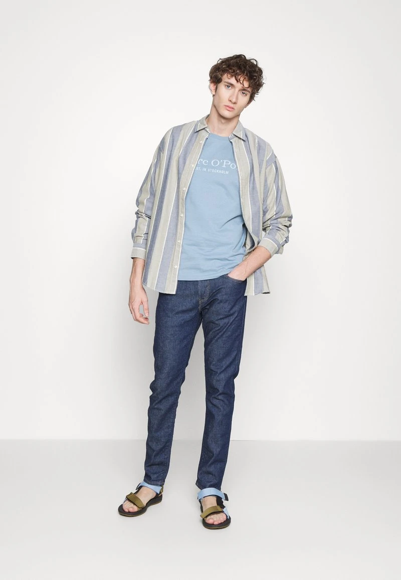 Marc O'Polo SHORT SLEEVE ROUND NECK CLASSIC - T-Shirt Print - Stormy Sea | Herren 2 Marc O'Polo SHORT SLEEVE ROUND NECK CLASSIC - T-Shirt Print - Stormy Sea | Herren – Bild 2