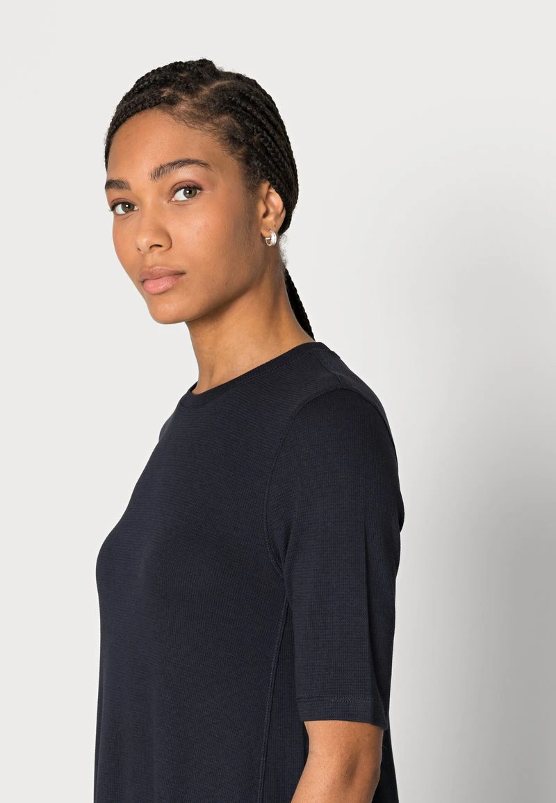 Marc O'Polo DRESS WIDE SEAM ROUND NECK SHORTSLEEVE SOLID - Freizeitkleid - Deep Sky | Damen 5 Marc O'Polo DRESS WIDE SEAM ROUND NECK SHORTSLEEVE SOLID - Freizeitkleid - Deep Sky | Damen – Bild 5