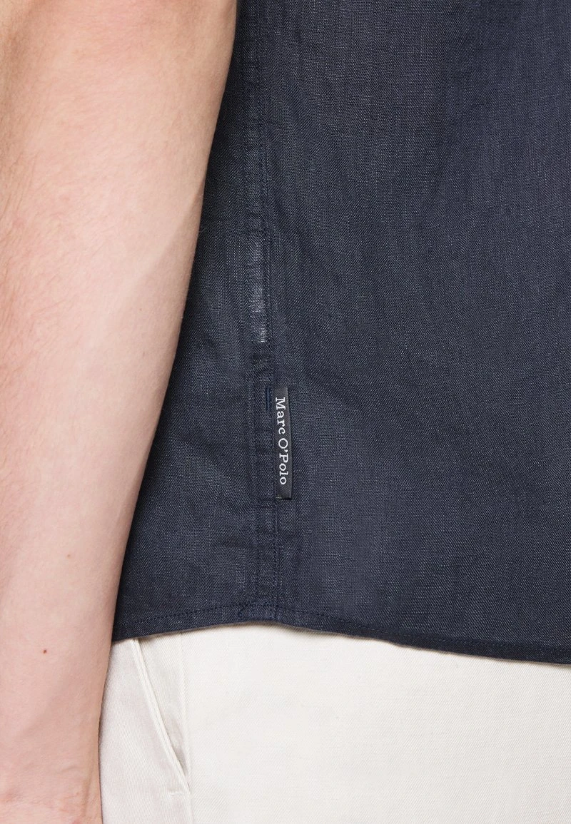 Marc O'Polo KENT COLLAR SHORT SLEEVE ONE CHEST POCKET - Hemd - Dark Navy | Herren 6 Marc O'Polo KENT COLLAR SHORT SLEEVE ONE CHEST POCKET - Hemd - Dark Navy | Herren – Bild 6