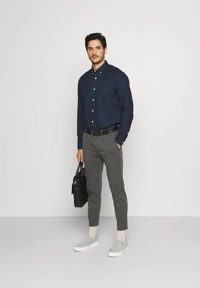 Marc O'Polo BUTTON DOWN LONG SLEEVE ONE POCKET STITCHED GENUINE PLACKET - Hemd - Total Eclipse | Herren 2 Marc O'Polo BUTTON DOWN LONG SLEEVE ONE POCKET STITCHED GENUINE PLACKET - Hemd - Total Eclipse | Herren – Bild 2