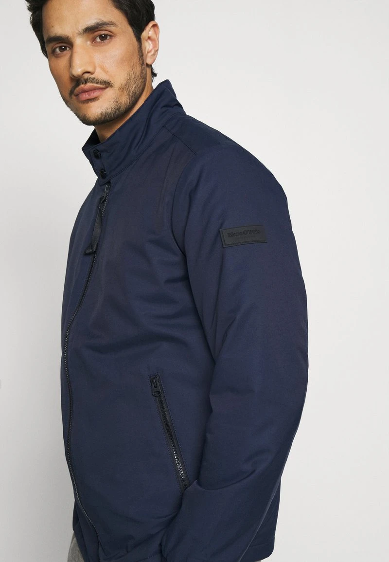 Marc O'Polo JACKET REGULAR FIT THERMORE PADDING STAND UP COLLAR - Übergangsjacke - Total Eclipse | Herren 4 Marc O'Polo JACKET REGULAR FIT THERMORE PADDING STAND UP COLLAR - Übergangsjacke - Total Eclipse | Herren – Bild 4