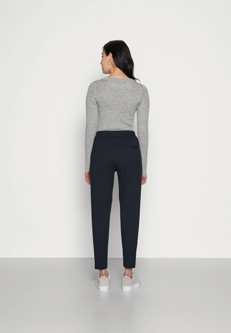 Marc O'Polo PANTS LONTTA FIT ANKLE LENGTH CUTLINES ZIPPER POCKETS - Jogginghose - Deep Blue Sea | Damen 3 Marc O'Polo PANTS LONTTA FIT ANKLE LENGTH CUTLINES ZIPPER POCKETS - Jogginghose - Deep Blue Sea | Damen – Bild 3