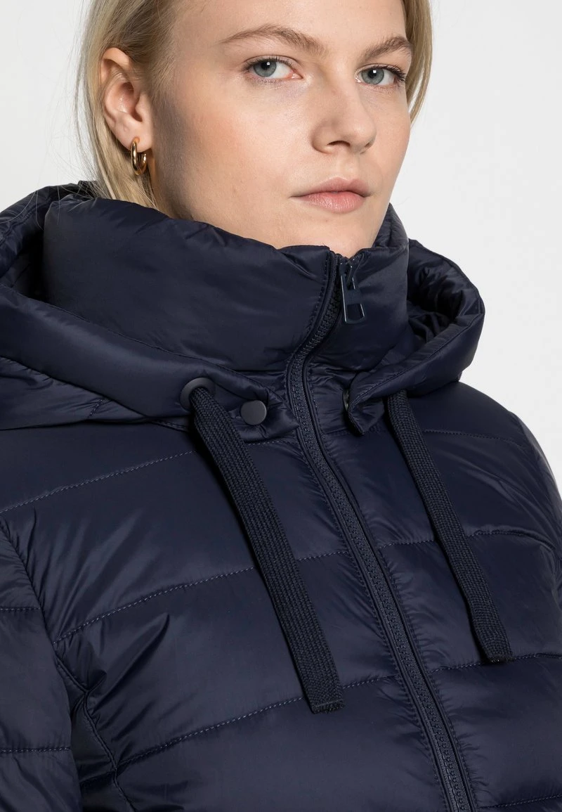 Marc O'Polo RECYCLED NO, RECYCLED COMPONENTS, SORONA FILL - Winterjacke - Midnight Blue | Damen 6 Marc O'Polo RECYCLED NO, RECYCLED COMPONENTS, SORONA FILL - Winterjacke - Midnight Blue | Damen – Bild 6