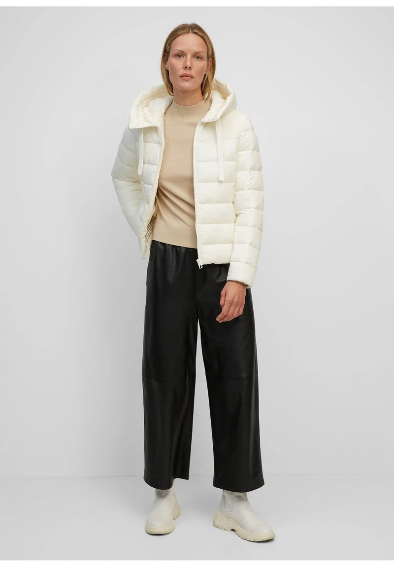 Marc O'Polo SP, RECYCLED NO DOWN, RECYCLED, FIX HOOD, WELT POCKET - Übergangsjacke - White Sand | Damen 2 Marc O'Polo SP, RECYCLED NO DOWN, RECYCLED, FIX HOOD, WELT POCKET - Übergangsjacke - White Sand | Damen – Bild 2