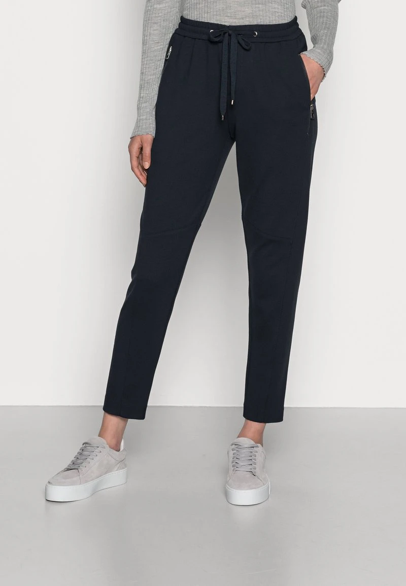 Marc O'Polo PANTS LONTTA FIT ANKLE LENGTH CUTLINES ZIPPER POCKETS - Jogginghose - Deep Blue Sea | Damen 1 Marc O'Polo PANTS LONTTA FIT ANKLE LENGTH CUTLINES ZIPPER POCKETS - Jogginghose - Deep Blue Sea | Damen