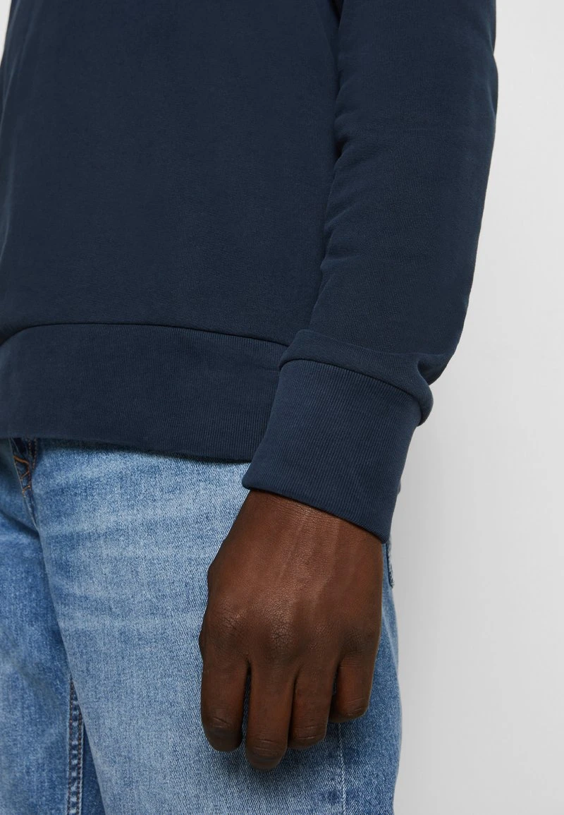 Marc O'Polo Herren HOODY LONG SLEEVE FLATLOCK DETAILS ARTWORK ON CHEST - Kapuzenpullover - Total Eclipse 6 Marc O'Polo Herren HOODY LONG SLEEVE FLATLOCK DETAILS ARTWORK ON CHEST - Kapuzenpullover - Total Eclipse – Bild 6