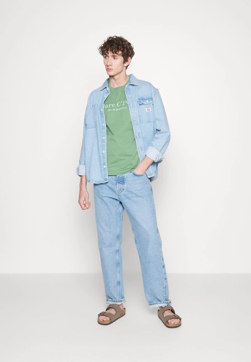 Marc O'Polo SHORT SLEEVE ROUND NECK CLASSIC - T-Shirt Print - English Moss | Herren 2 Marc O'Polo SHORT SLEEVE ROUND NECK CLASSIC - T-Shirt Print - English Moss | Herren – Bild 2